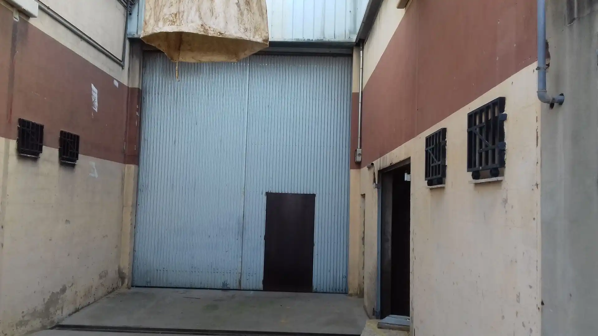 Vista exterior de Nave industrial en venta en Paiporta
