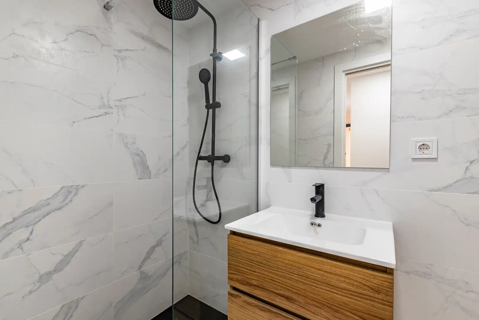 Bathroom of Flat for sale in L'Hospitalet de Llobregat  with Air Conditioner, Heating and Parquet flooring