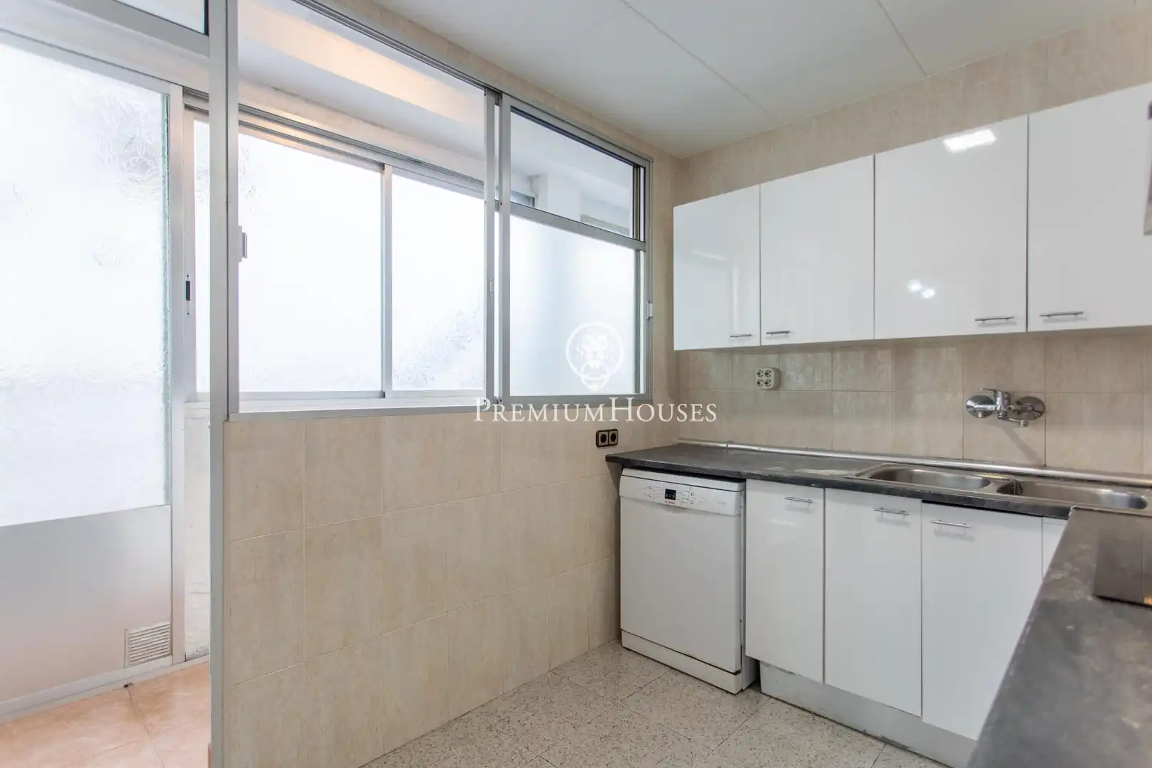 Küche von Einfamilien-Reihenhaus zum Verkauf in Canet de Mar mit Klimaanlage, Heizung und Terrasse