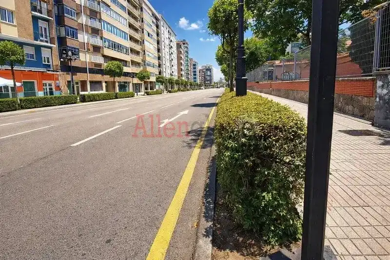 Vista exterior de Pis en venda en Oviedo  amb Calefacció, Terrassa i Traster