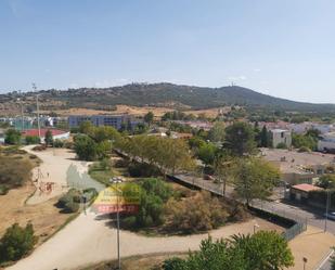 Vista exterior de Dúplex de lloguer en Cáceres Capital amb Aire condicionat, Terrassa i Piscina