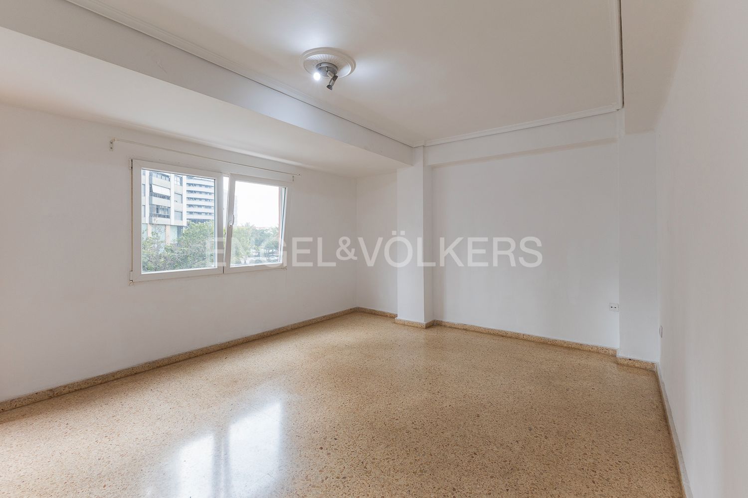 Apartment for sale in  Valencia Capital  with Air Conditioner, Heating and Balcony