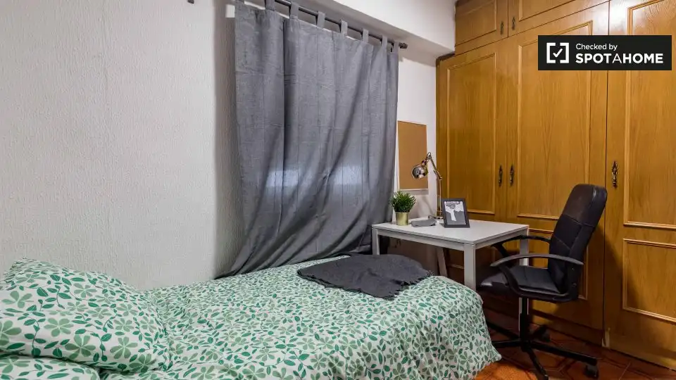 Habitación de Piso de alquiler en Valencia con Aire acondicionado, Calefacción y Amueblado
