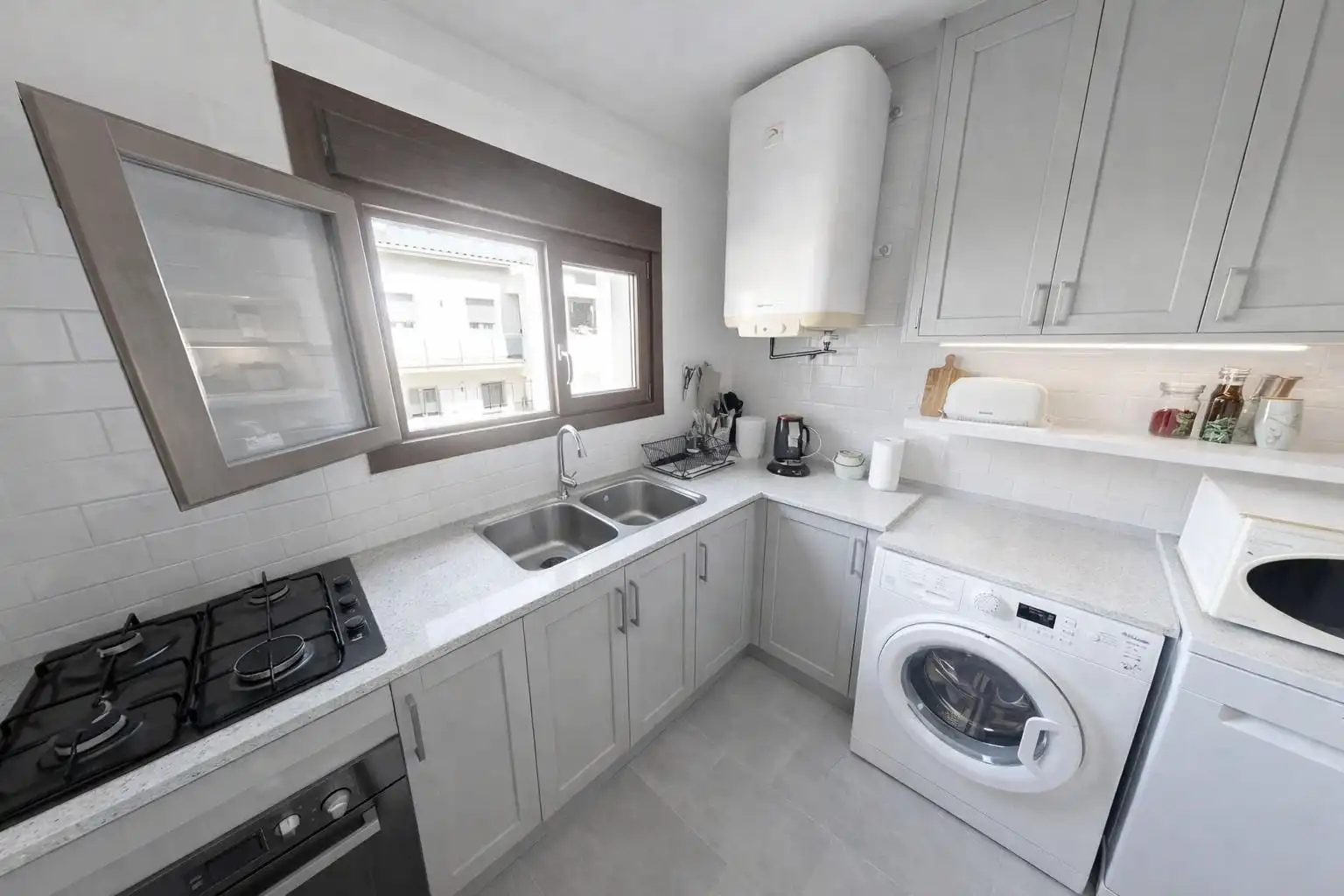 Cuina de Apartament en venda en Empuriabrava amb Jardí privat, Terrassa i Moblat