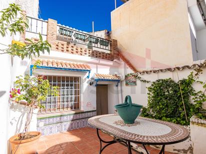 Außenansicht von Einfamilien-Reihenhaus zum verkauf in Benamocarra mit Terrasse