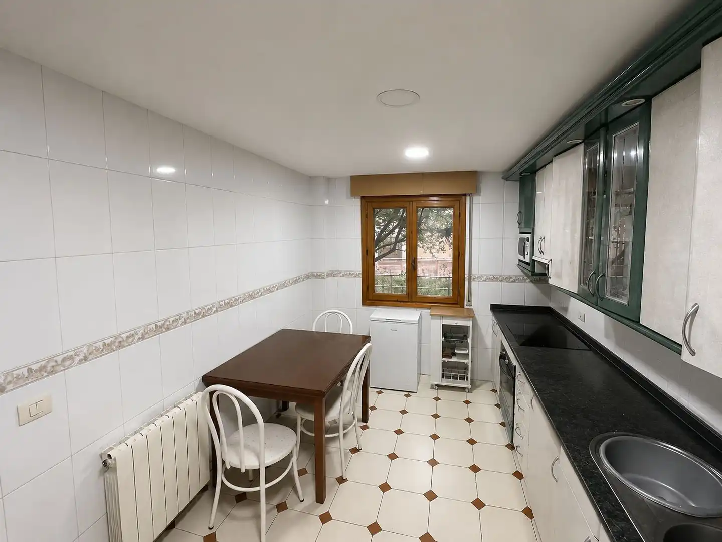 Cuina de Casa o xalet en venda en Burgos amb Calefacció, Terrassa i Traster