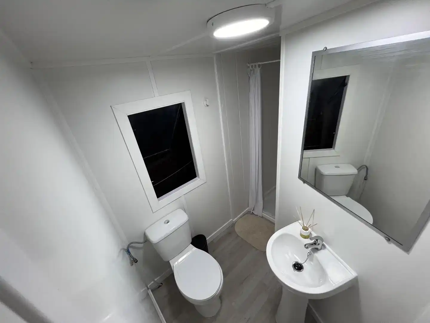 Bany de Loft de lloguer en Coria del Río amb Aire condicionat, Jardí privat i Moblat