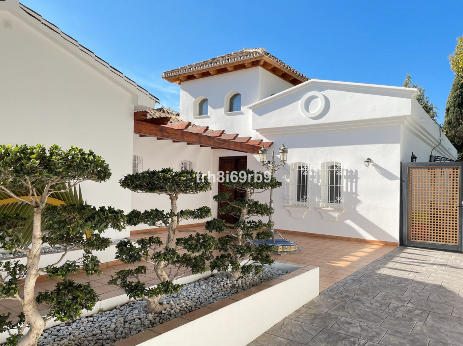 Vista exterior de Casa o xalet en venda en Estepona amb Aire condicionat, Jardí privat i Terrassa
