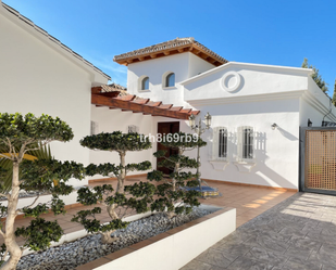 Vista exterior de Casa o xalet en venda en Estepona amb Aire condicionat, Jardí privat i Terrassa