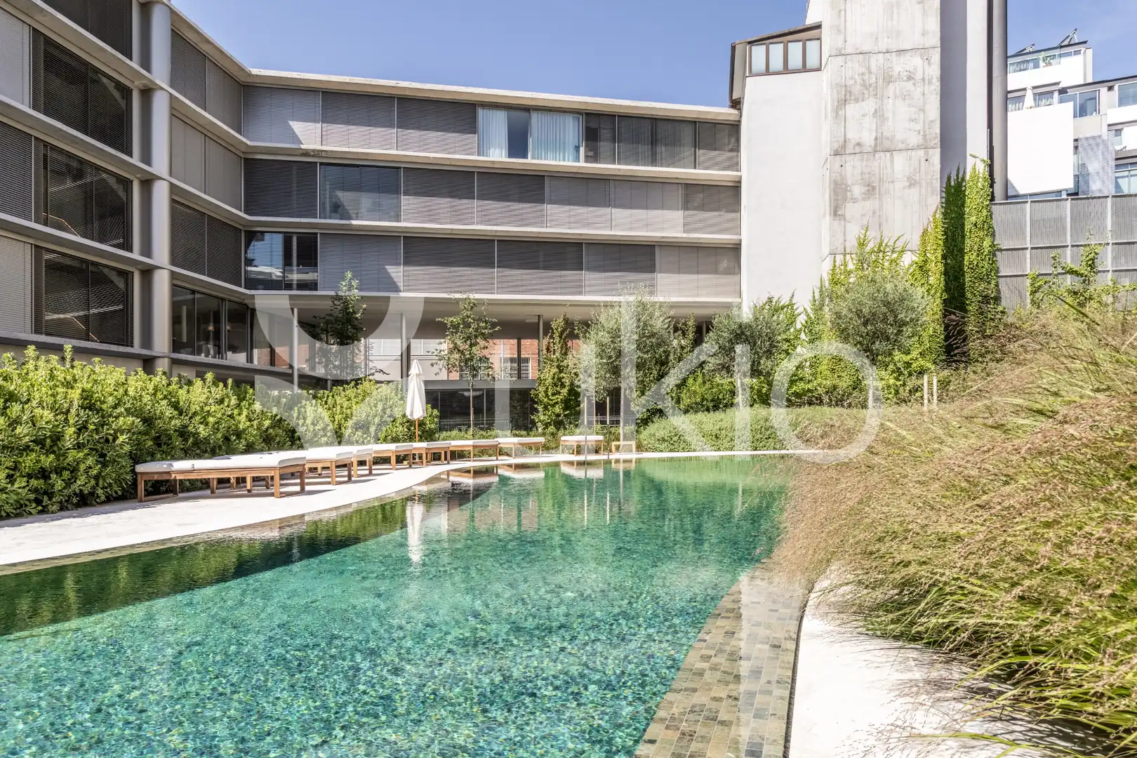 Piscina de Apartament de lloguer en Madrid amb Aire condicionat, Calefacció i Moblat