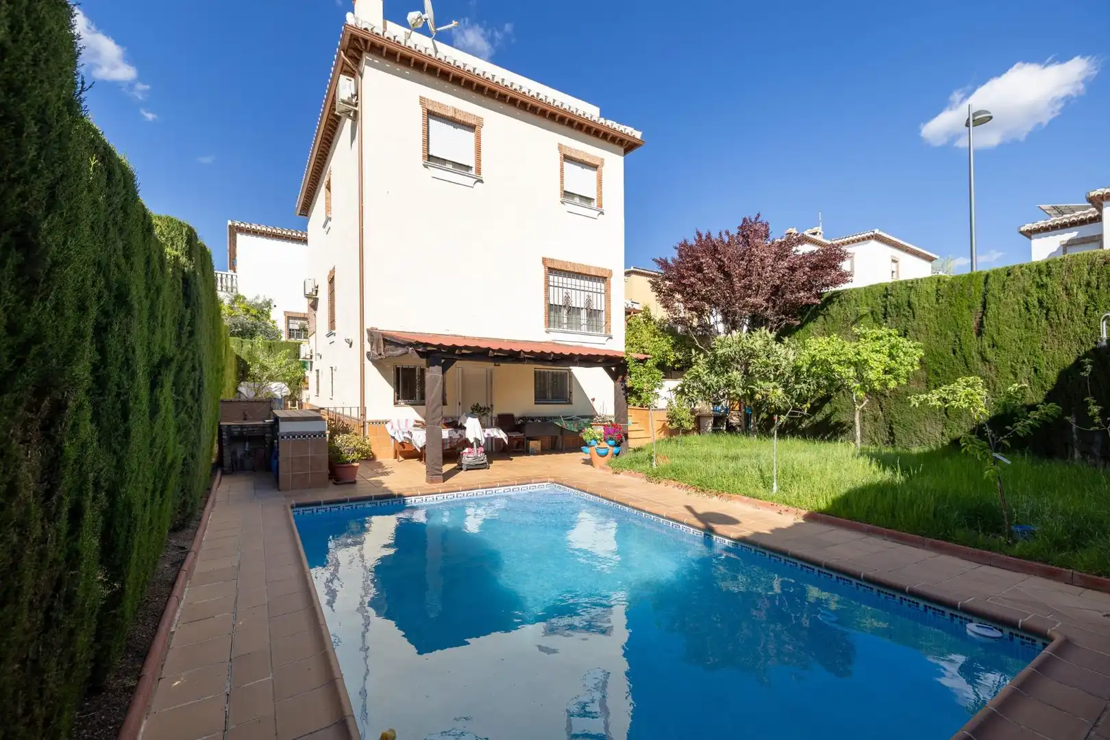 Vista exterior de Casa o chalet en venta en La Zubia con Aire acondicionado, Jardín privado y Piscina