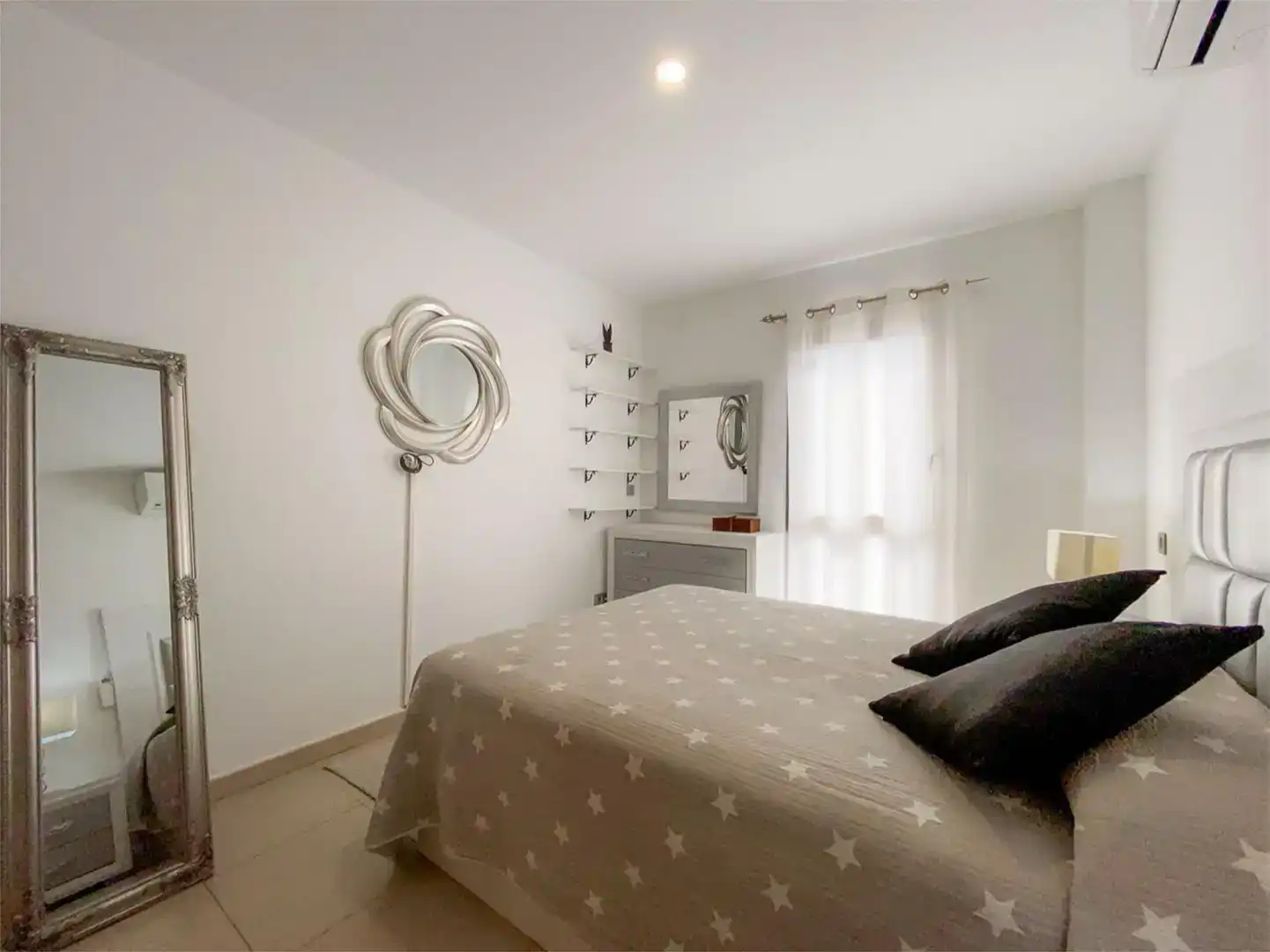 Schlafzimmer von Dachboden zum Verkauf in Guía de Isora mit Klimaanlage und Balkon