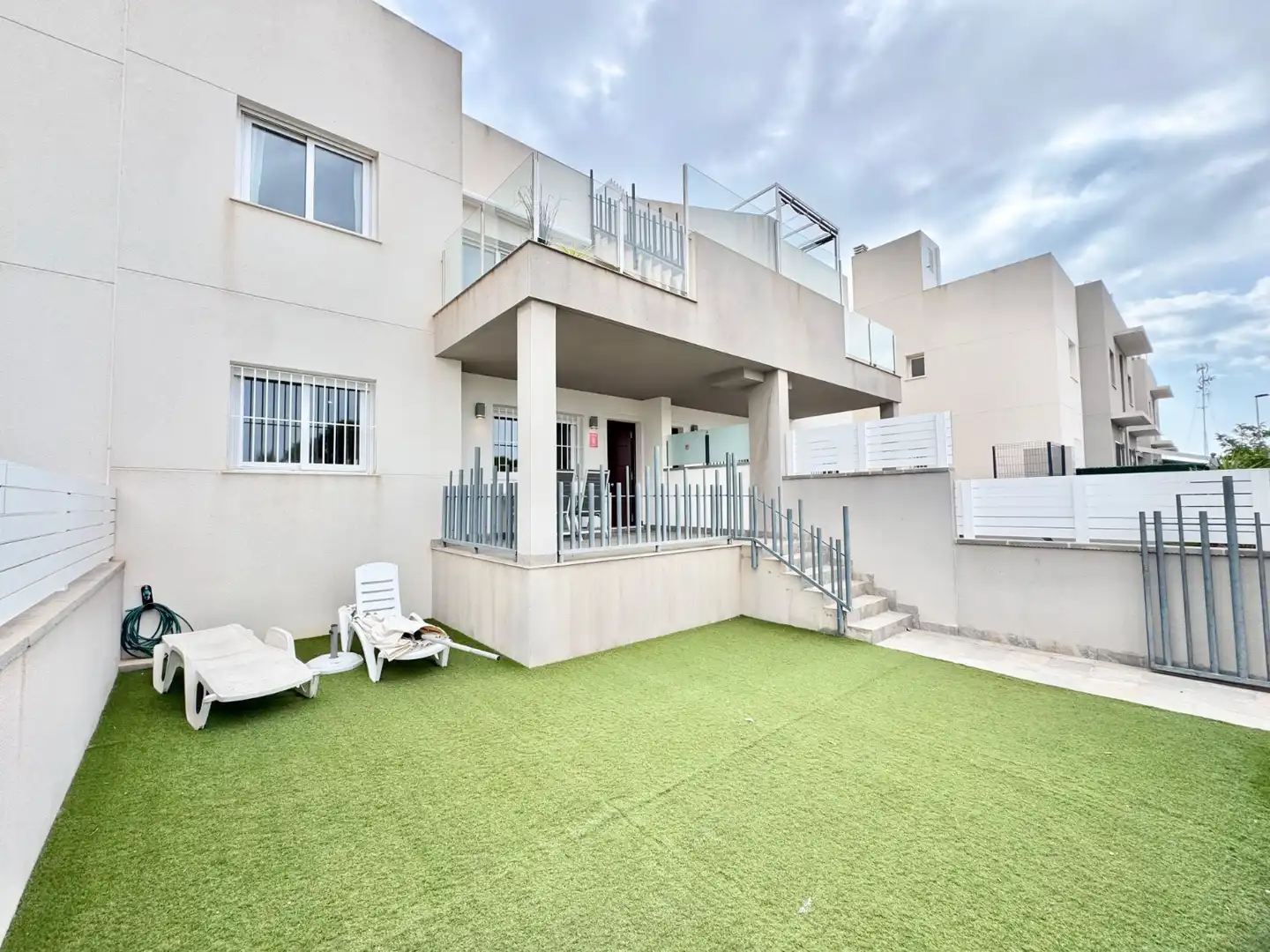 Vista exterior de Casa o xalet de lloguer en Torrevieja amb Aire condicionat, Piscina i Moblat