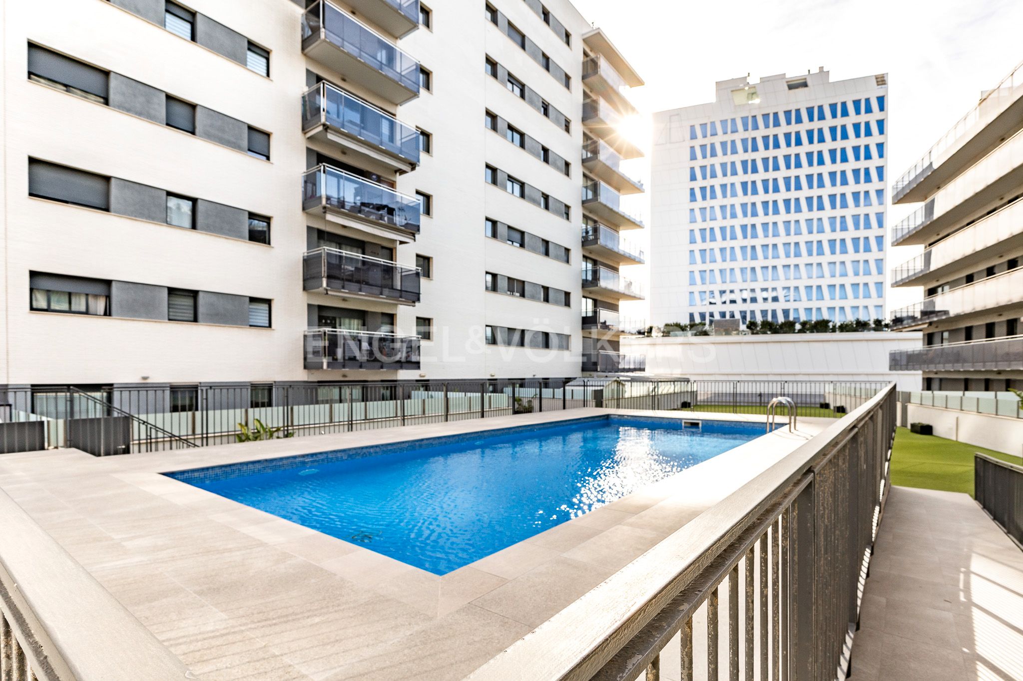 Piscina de Apartament en venda en Badalona amb Aire condicionat, Calefacció i Parquet