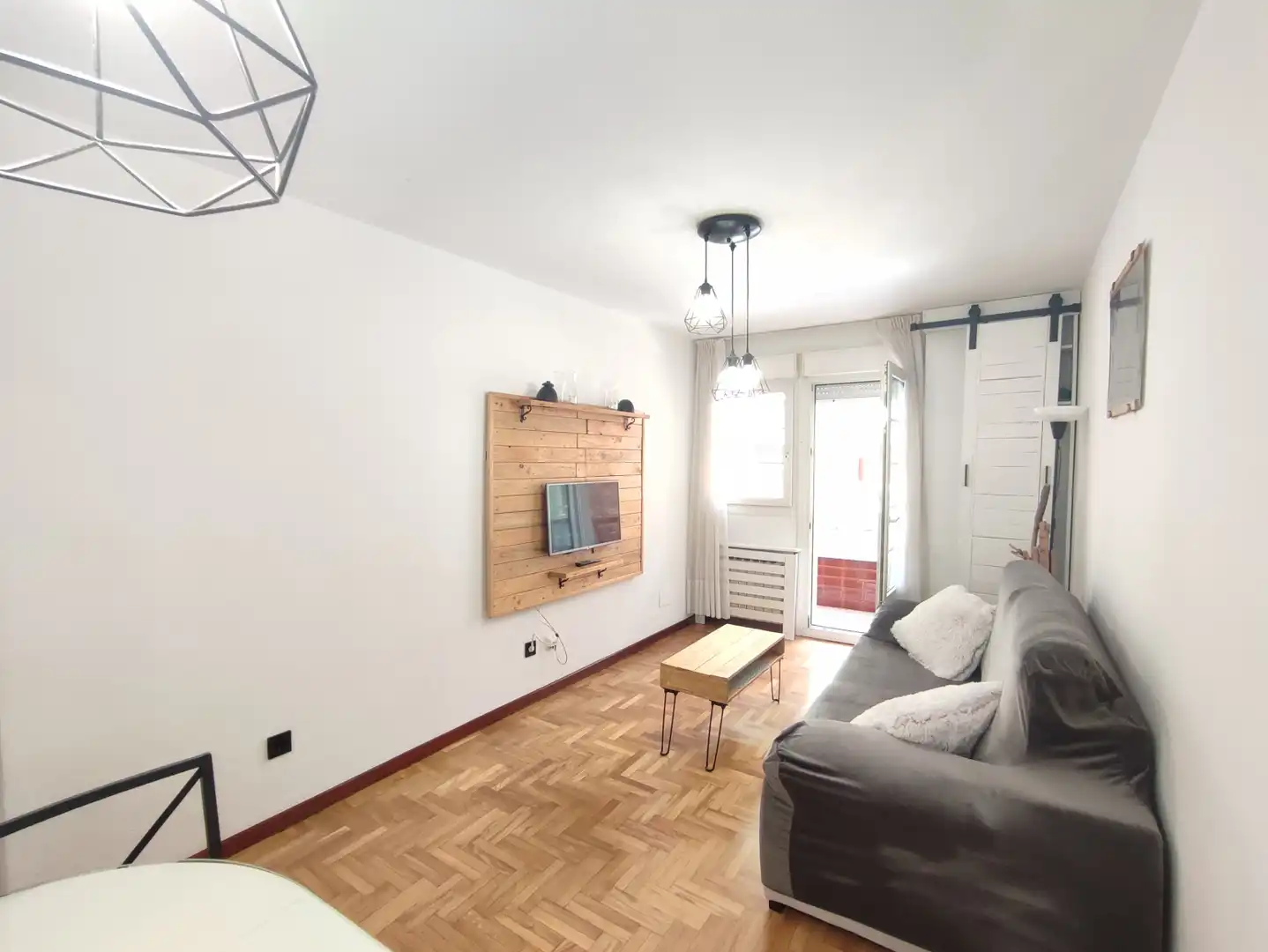 Sala d'estar de Pis de lloguer en Gijón  amb Calefacció, Parquet i Moblat