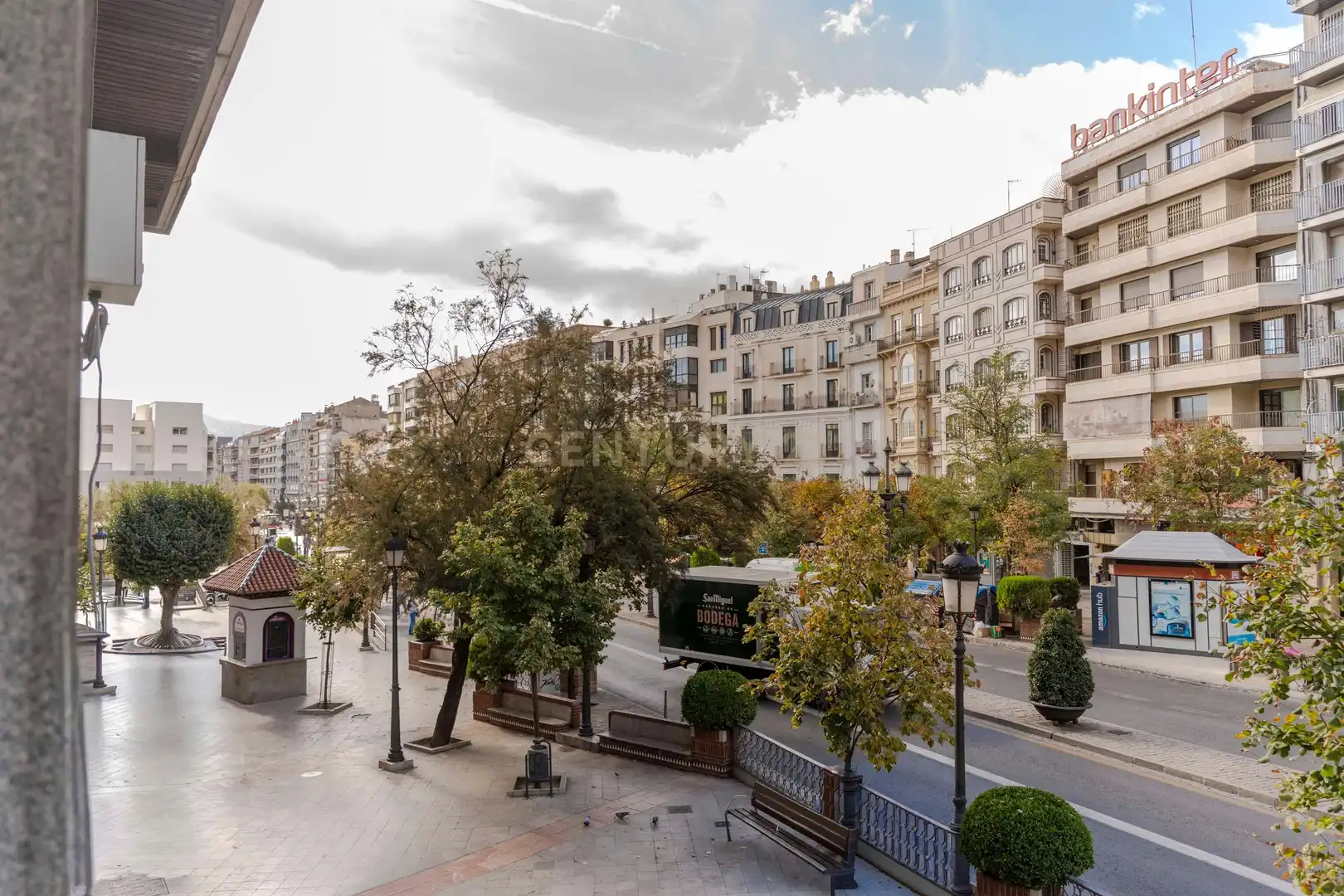 Außenansicht von Büro zum Verkauf in Granada mit Klimaanlage und Abstellraum