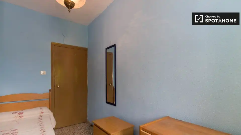 Bedroom of Flat for share in Granada  with Air Conditioner, Heating and Furnished