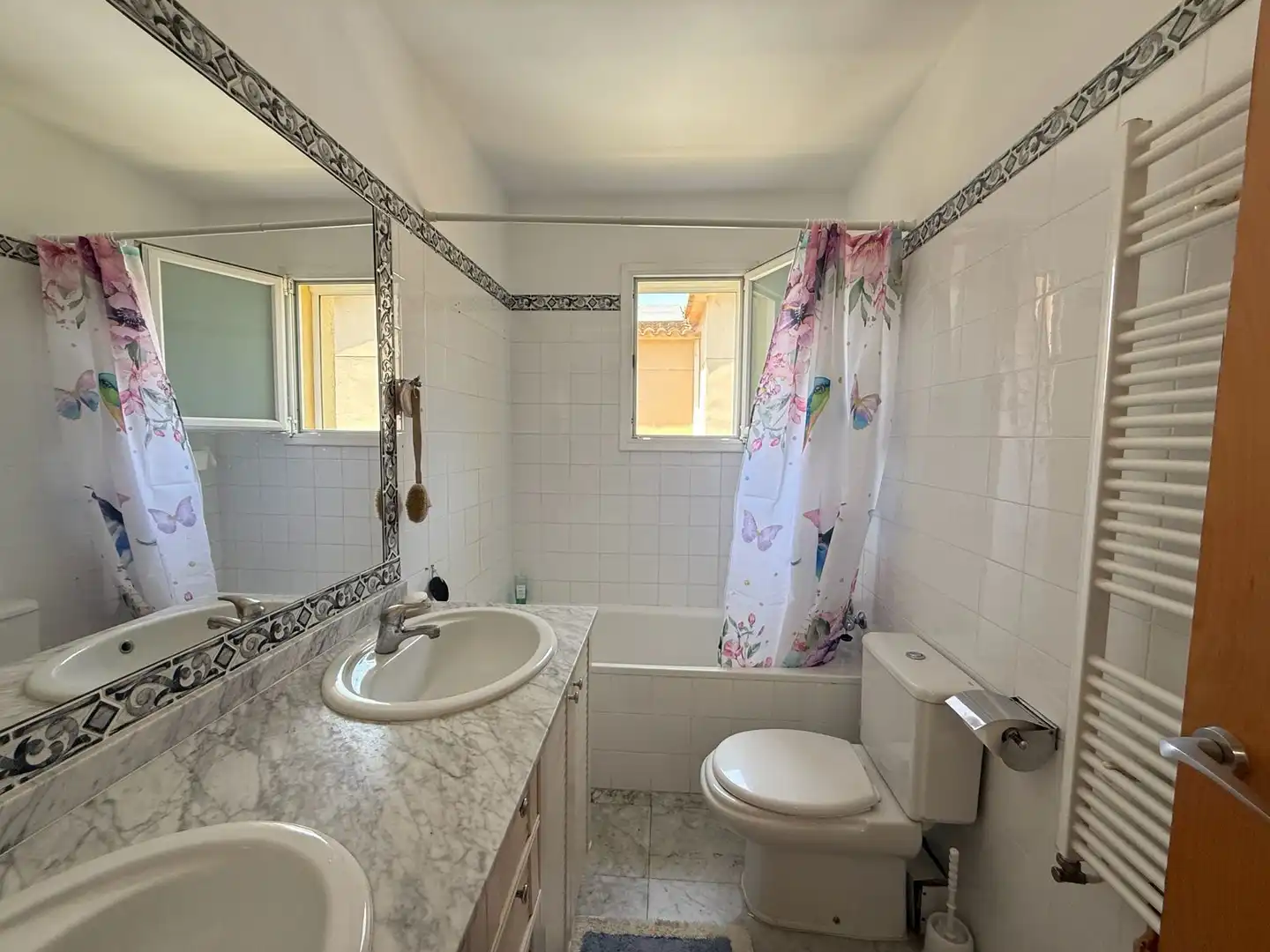 Badezimmer von Einfamilien-Reihenhaus zur Miete in Castelldefels mit Klimaanlage, Heizung und Privatgarten