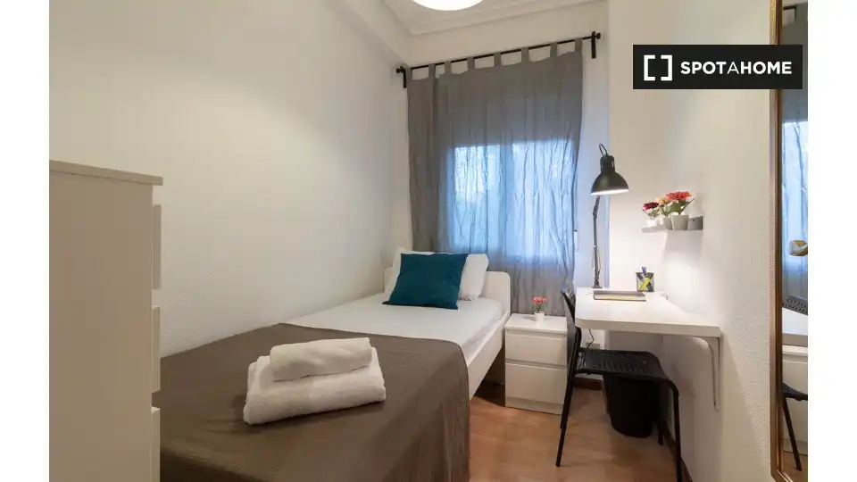 Habitación de Piso de alquiler en Madrid con Aire acondicionado, Calefacción y Amueblado