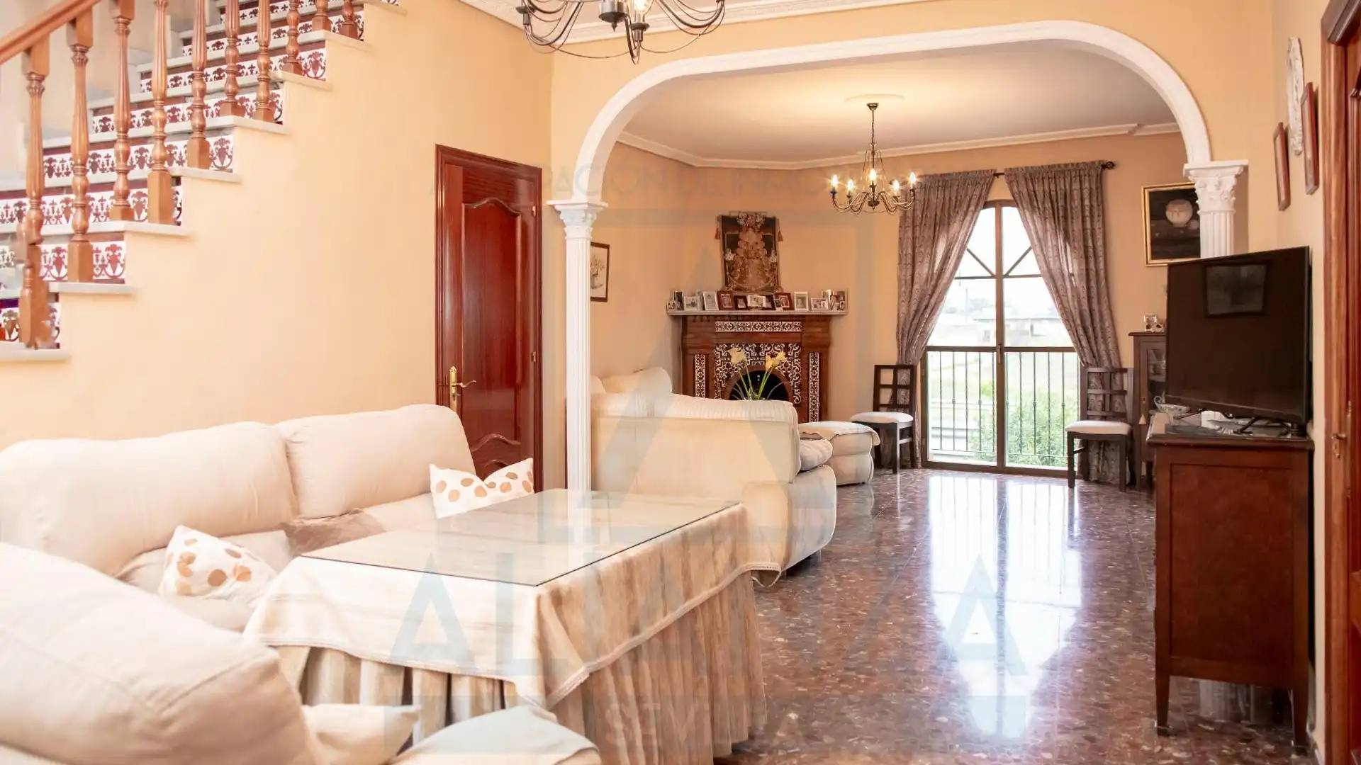 Sala d'estar de Casa o xalet en venda en Santiponce amb Aire condicionat, Terrassa i Balcó