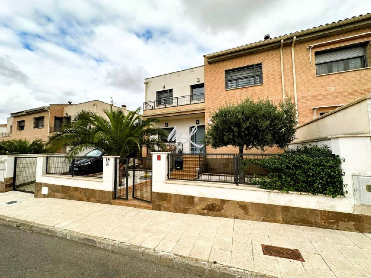 Vista exterior de Casa adosada en venda en Nambroca amb Aire condicionat, Jardí privat i Terrassa