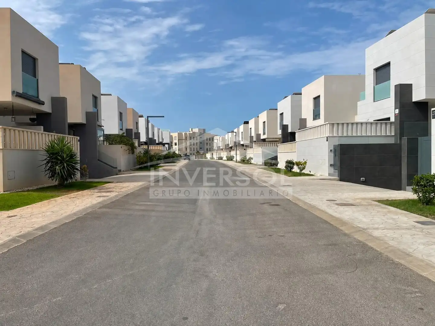 Vista exterior de Casa adosada en venda en El Ejido amb Jardí privat, Terrassa i Piscina comunitària