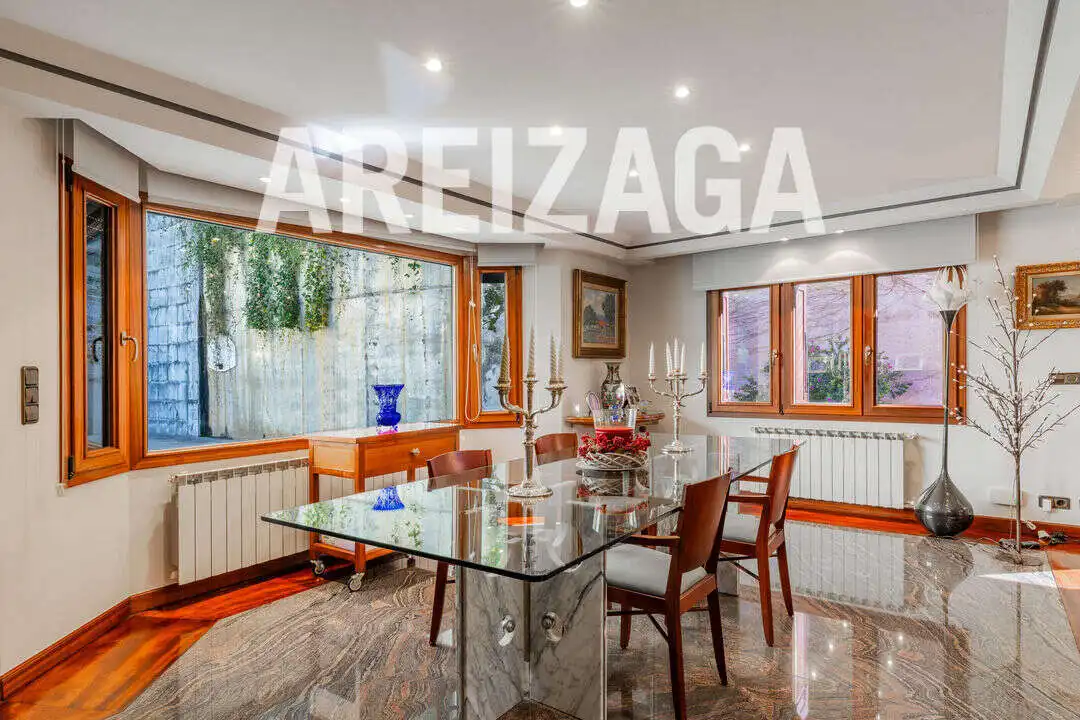 Menjador de Casa o xalet en venda en Donostia - San Sebastián  amb Aire condicionat, Calefacció i Terrassa