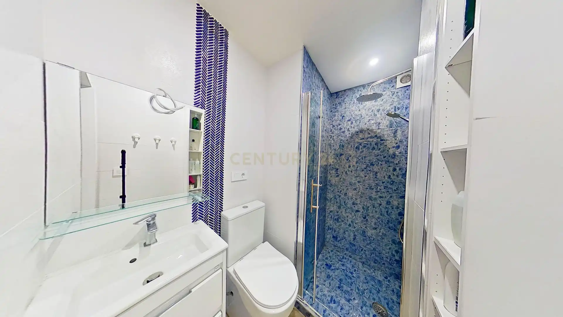 Bathroom of Flat for sale in Málaga  with Air Conditioner, Washing machine and Balcony