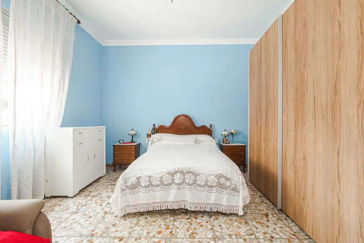 Dormitori de Casa adosada en venda en Sevilla amb Aire condicionat, Calefacció i Jardí privat
