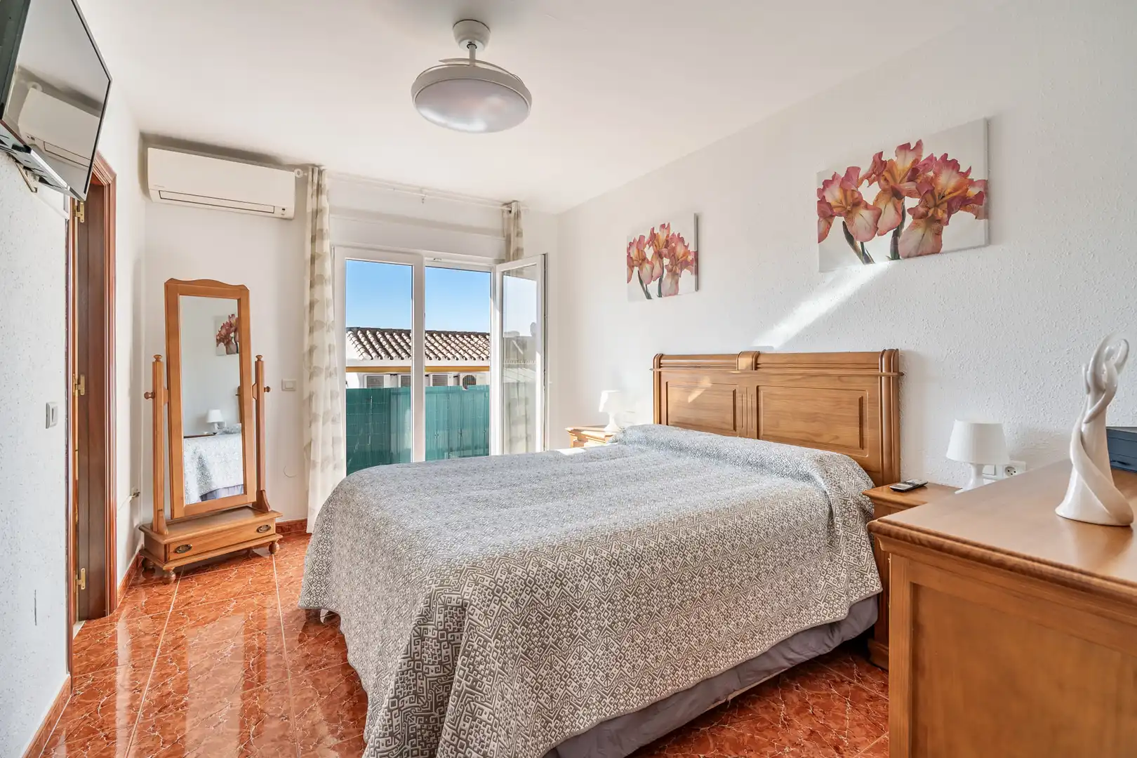 Dormitori de Casa adosada en venda en Estepona amb Aire condicionat i Terrassa
