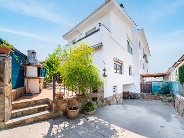 Casa amb balcó en venda a Santa Perpètua de Mogoda