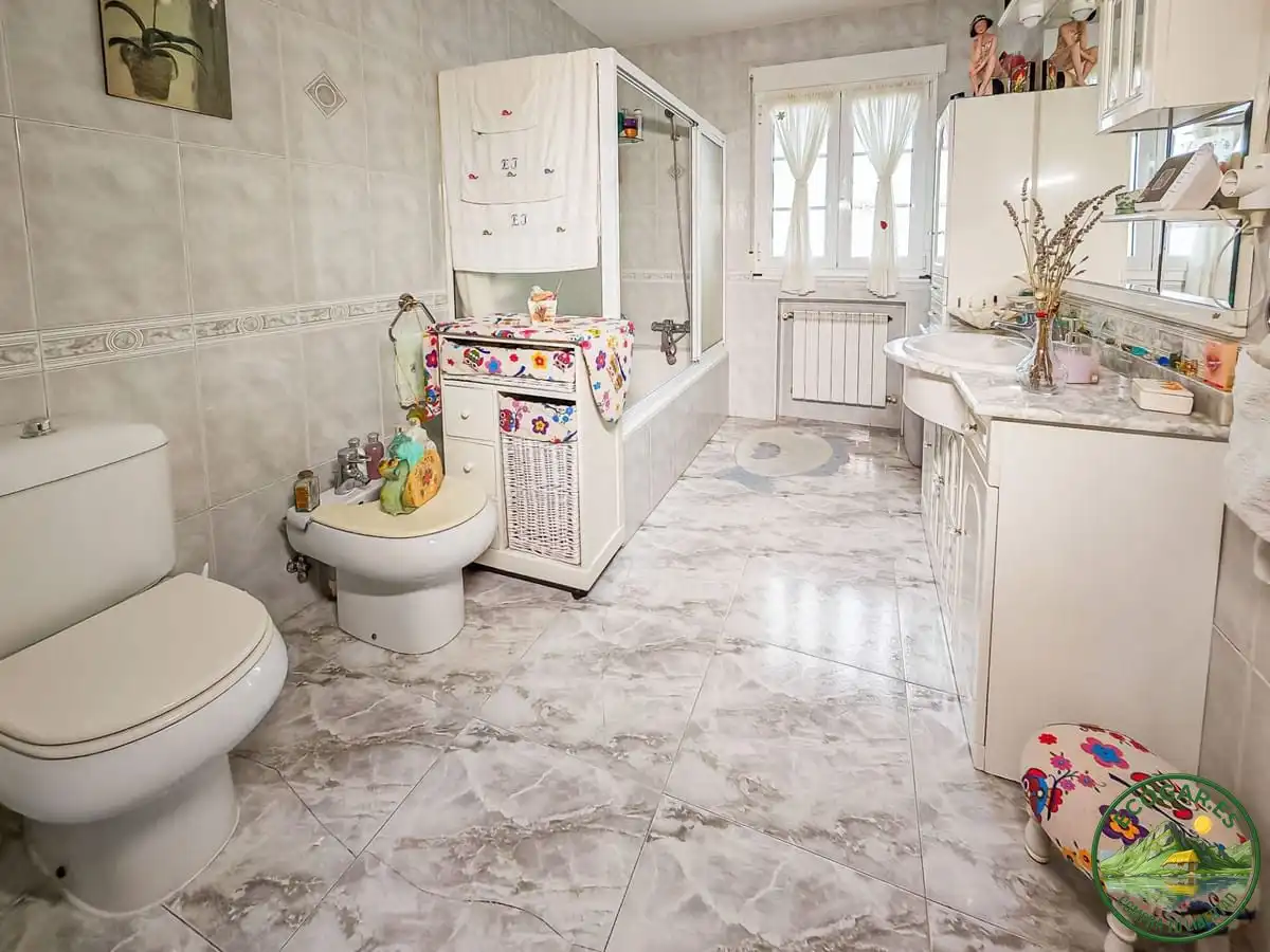 Baño de Casa o chalet en venta en Cacabelos con Calefacción, Jardín privado y Terraza