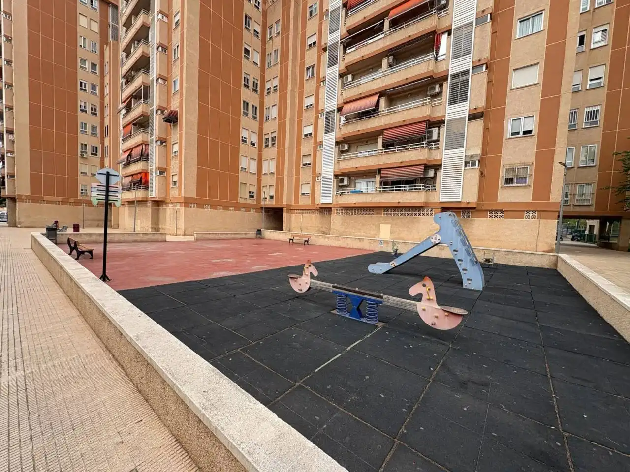 Außenansicht von Wohnung zum Verkauf in Alicante / Alacant mit Klimaanlage, Balkon und Gemeinschaftspool