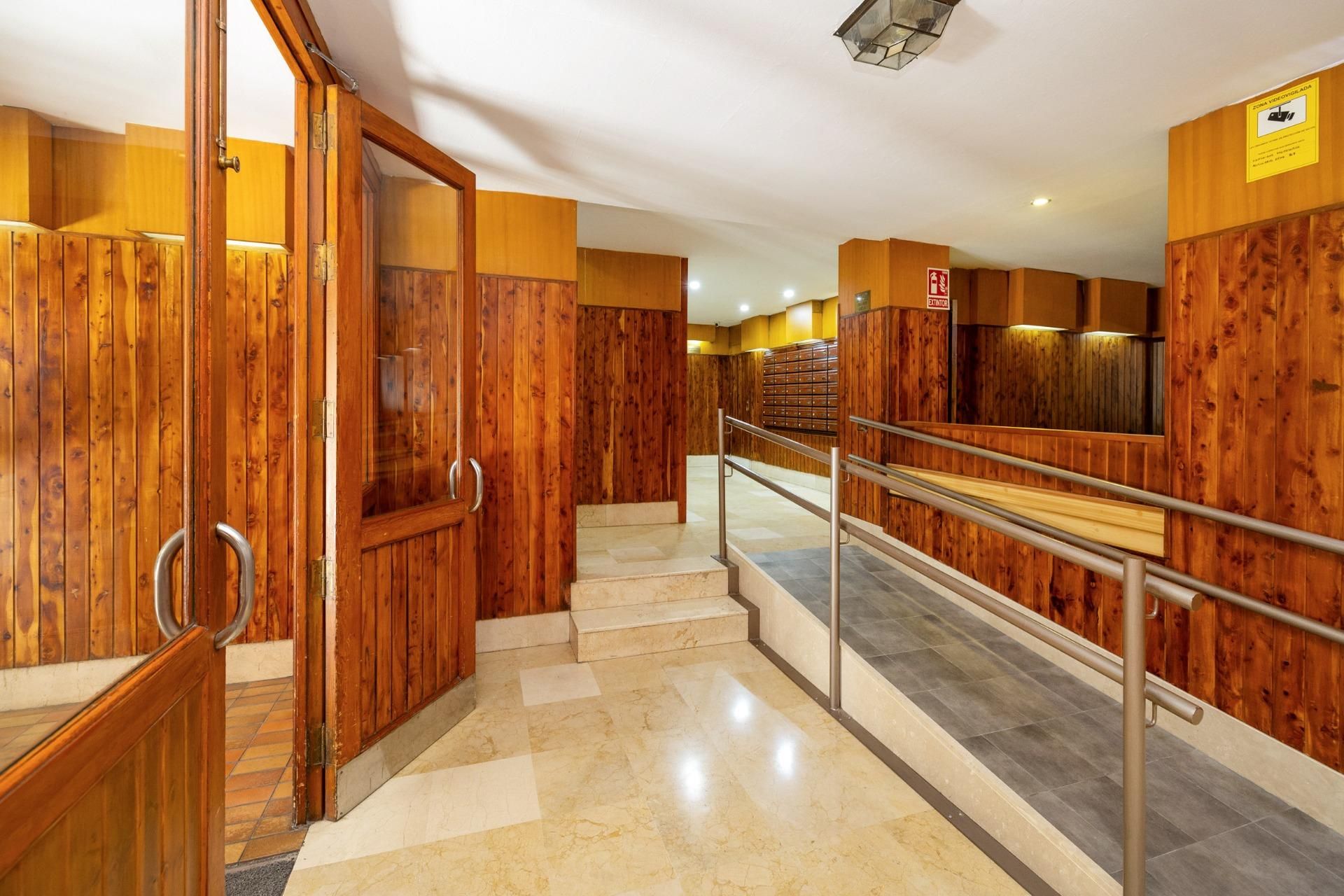 Piso en venta en  Granada Capital con Calefacción, Jardín privado y Terraza
