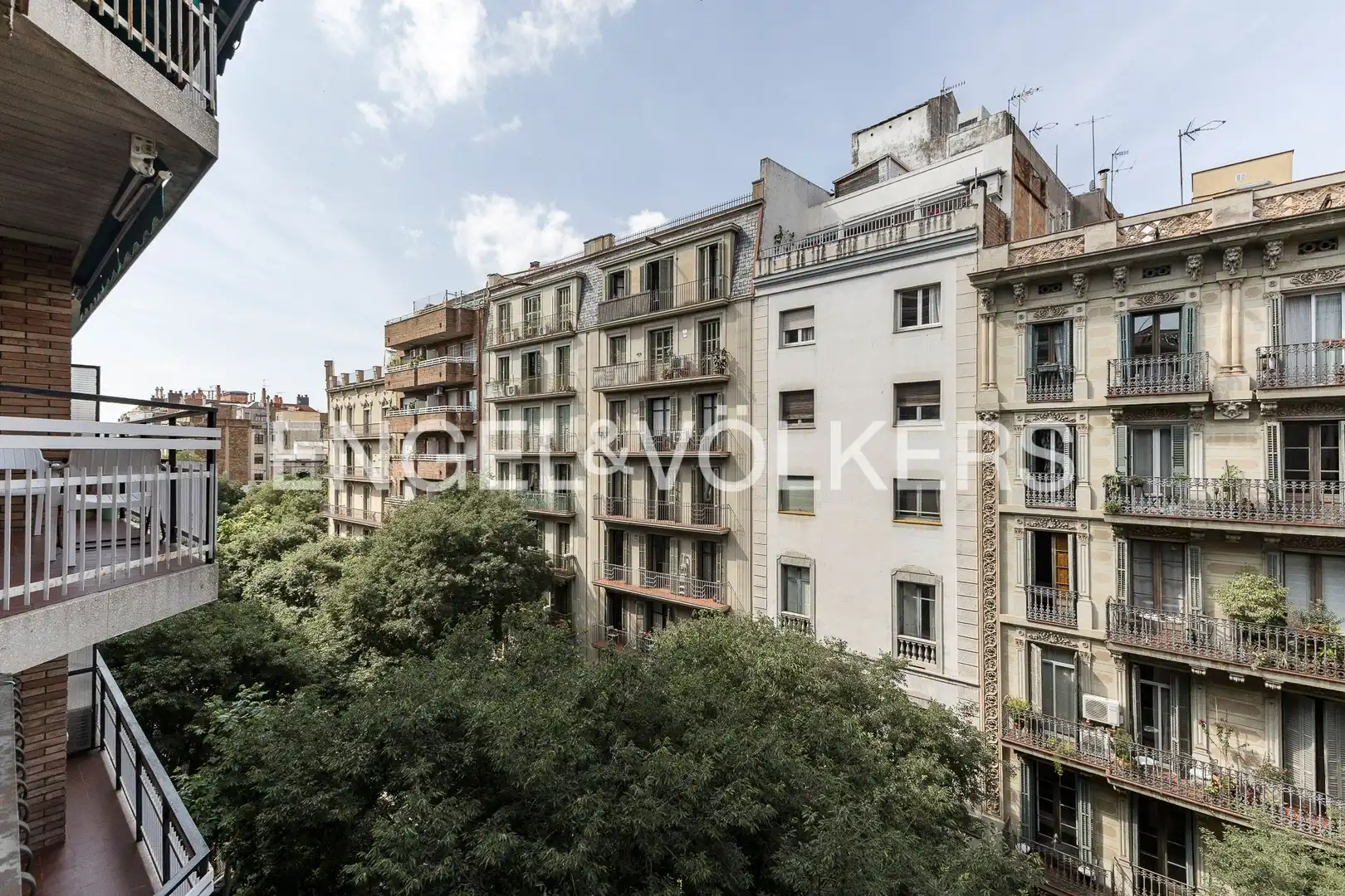 Vista exterior de Pis en venda en Barcelona amb Calefacció i Balcó