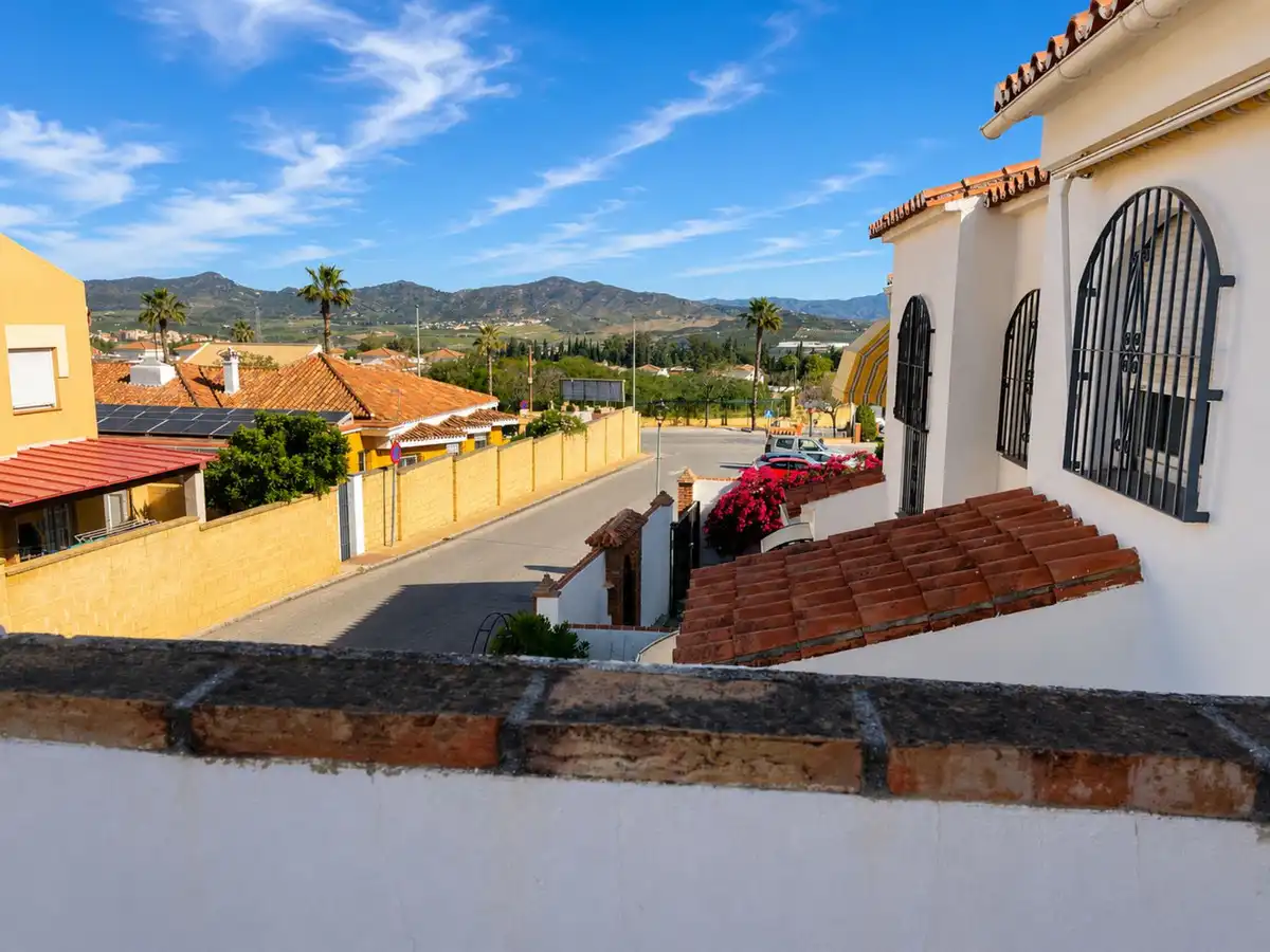 Vista exterior de Casa adosada en venda en Alhaurín de la Torre amb Aire condicionat, Calefacció i Jardí privat