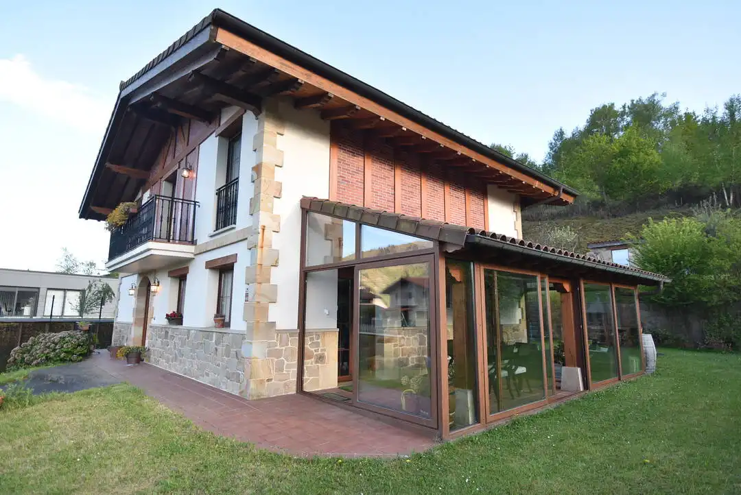 Vista exterior de Casa o xalet en venda en Ermua amb Calefacció, Jardí privat i Terrassa