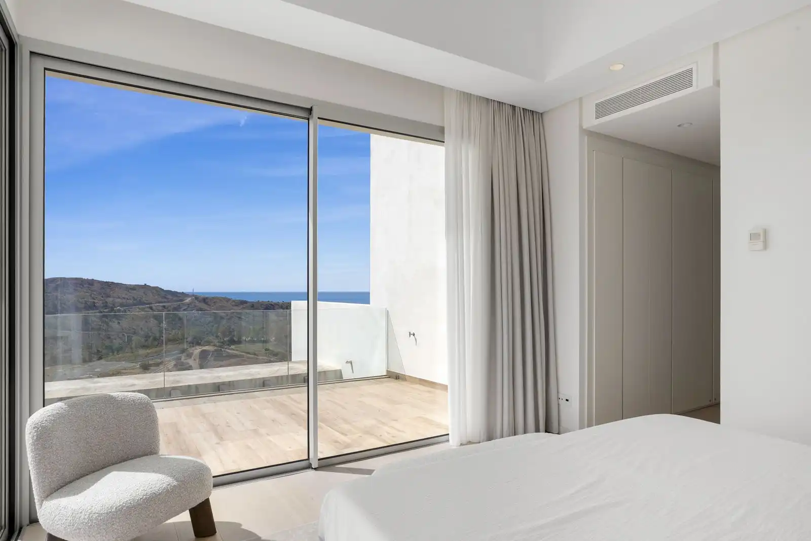 Schlafzimmer von Dachboden zum Verkauf in Benahavís mit Klimaanlage, Terrasse und Möbliert