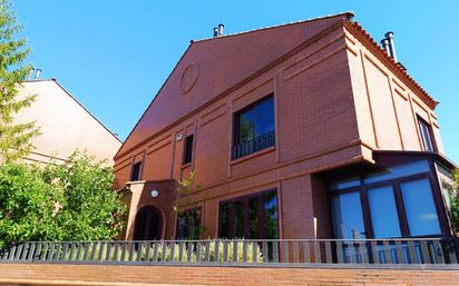 Vista exterior de Casa o xalet en venda en  Logroño amb Terrassa i Piscina