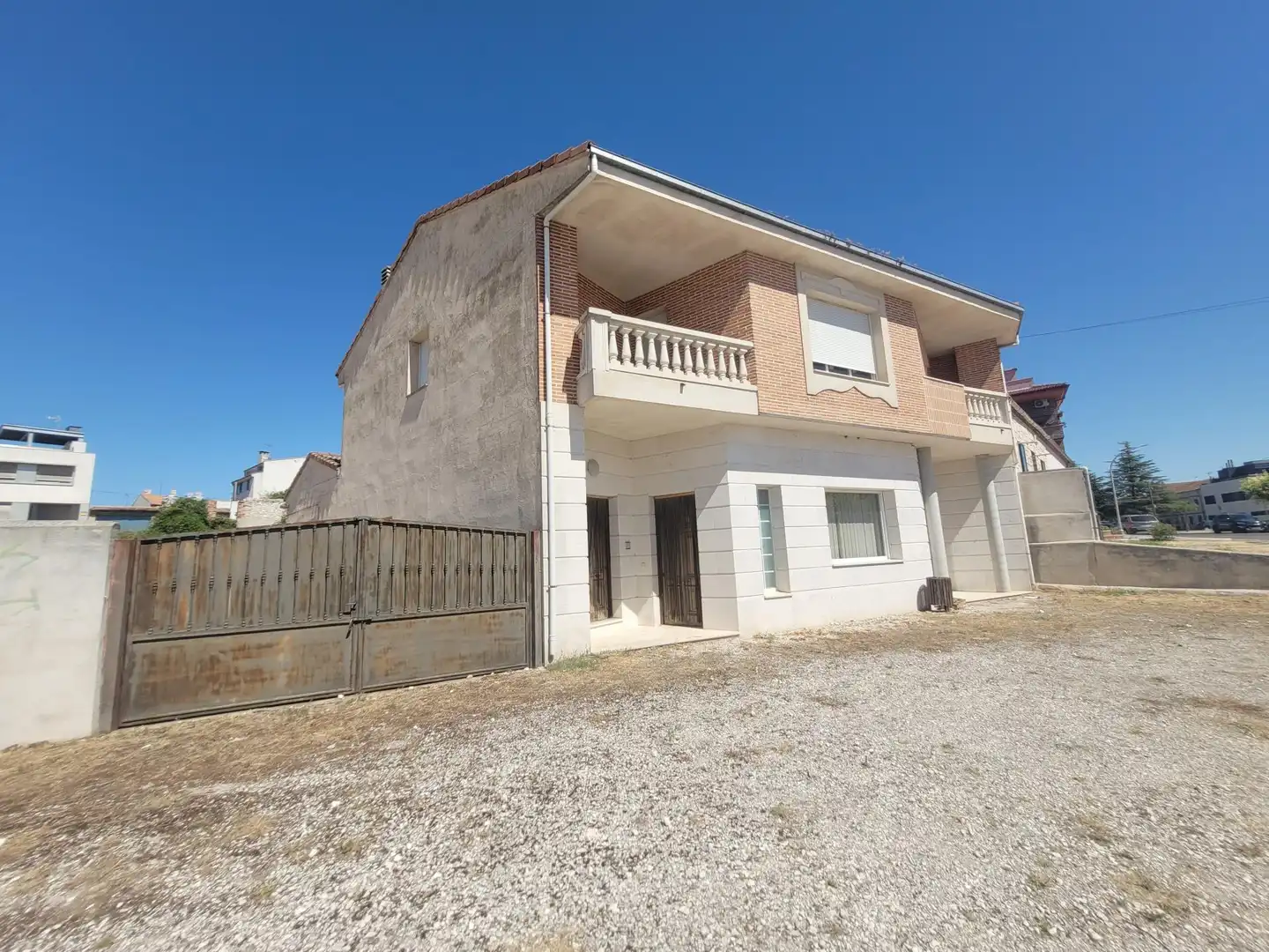 Vista exterior de Casa o xalet en venda en Cuéllar amb Aire condicionat, Calefacció i Terrassa