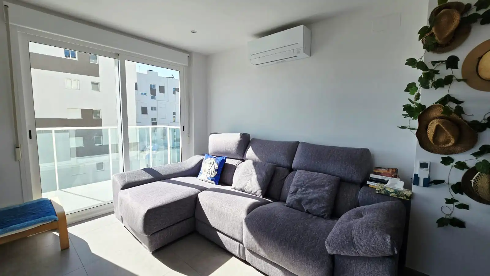 Sala d'estar de Apartament en venda en Oliva amb Aire condicionat, Terrassa i Traster