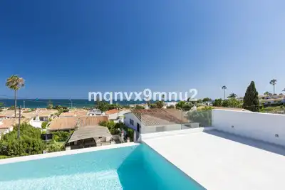 Chalet con piscina en venta en El Faro de Calaburra - Chaparral, imagen 3