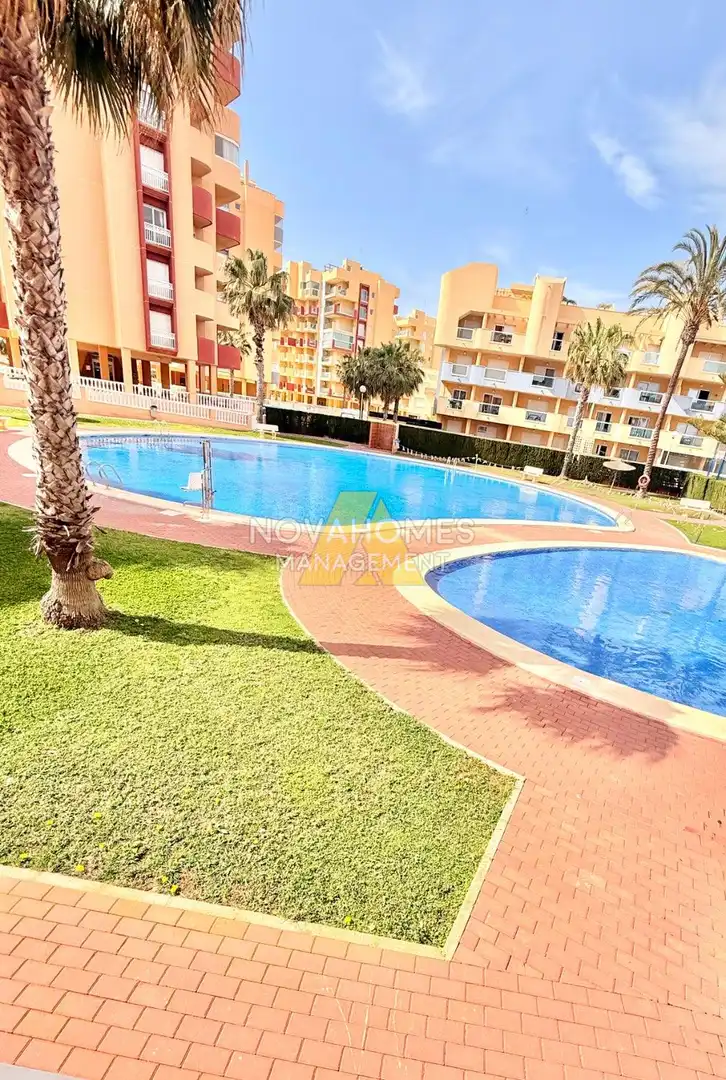 Schwimmbecken von Wohnungen zum Verkauf in La Manga del Mar Menor mit Klimaanlage, Heizung und Terrasse