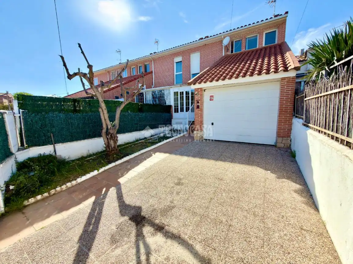 Vista exterior de Casa adosada en venta en Valdeaveruelo con Aire acondicionado, Calefacción y Terraza