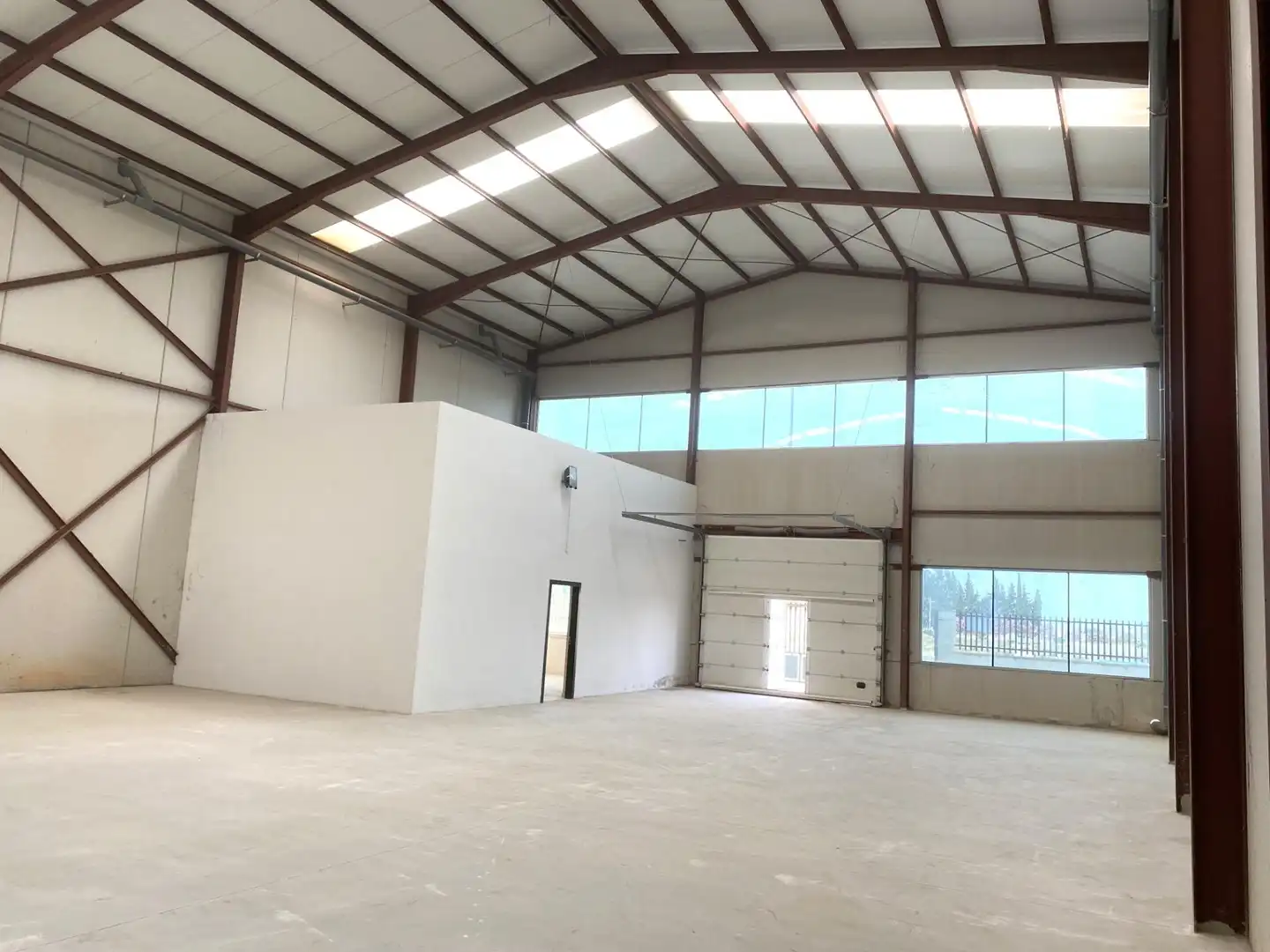Nau industrial de lloguer en Cox