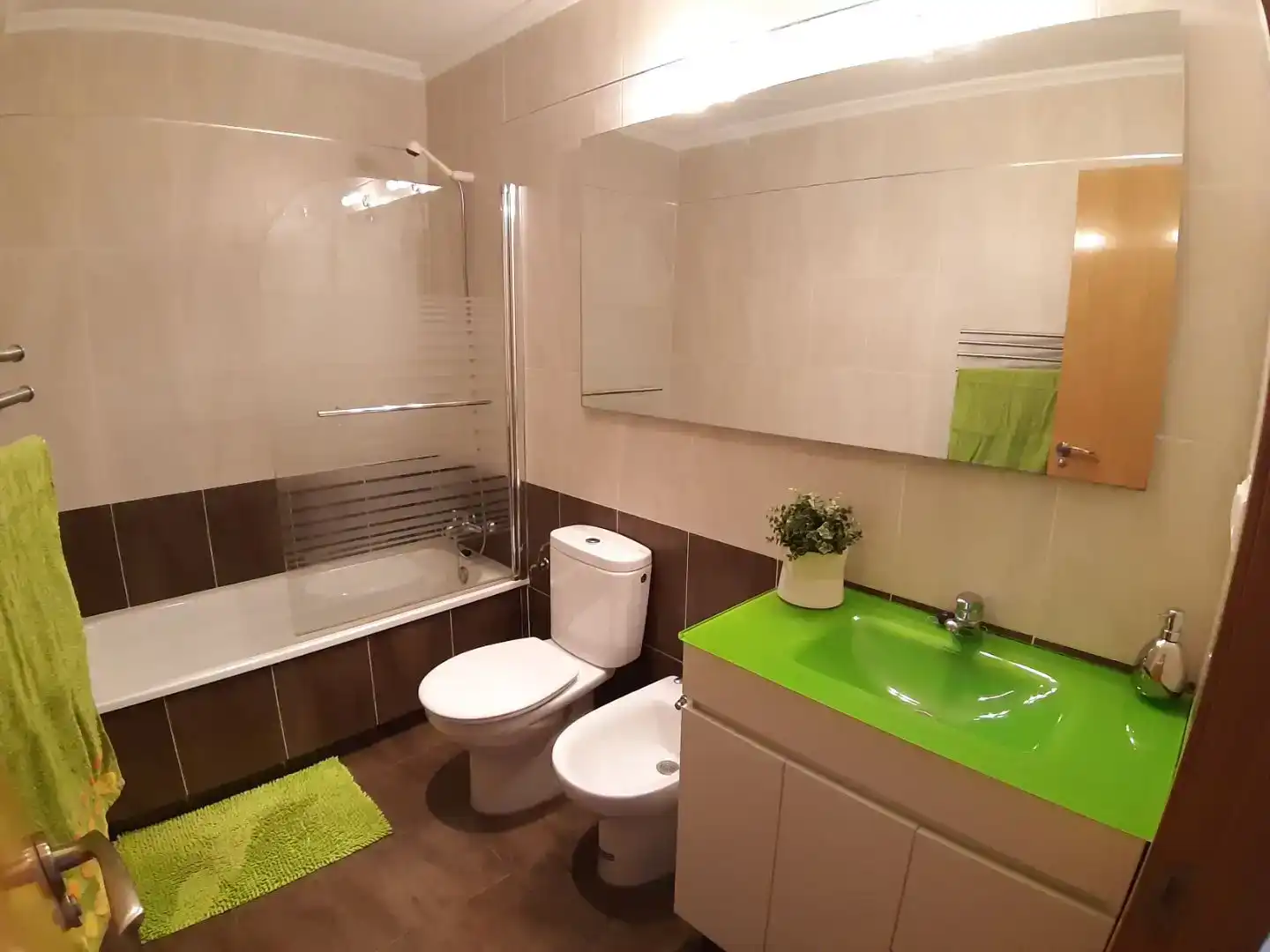Badezimmer von Wohnung zur Miete in Torrevieja mit Klimaanlage und Balkon