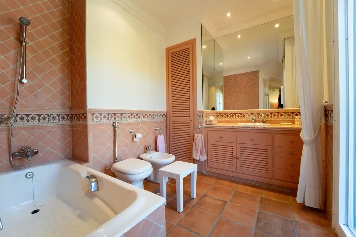 Baño de Apartamento de alquiler en Benahavís con Aire acondicionado, Jardín privado y Terraza