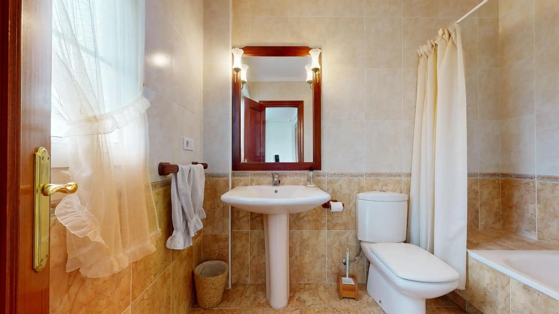 Baño de Casa adosada en venta en Bárcena de Cicero con Calefacción, Jardín privado y Terraza