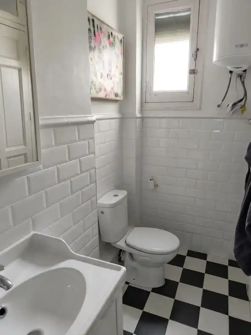 Badezimmer von Wohnungen zur Miete in Madrid mit Klimaanlage, Parkett und Möbliert