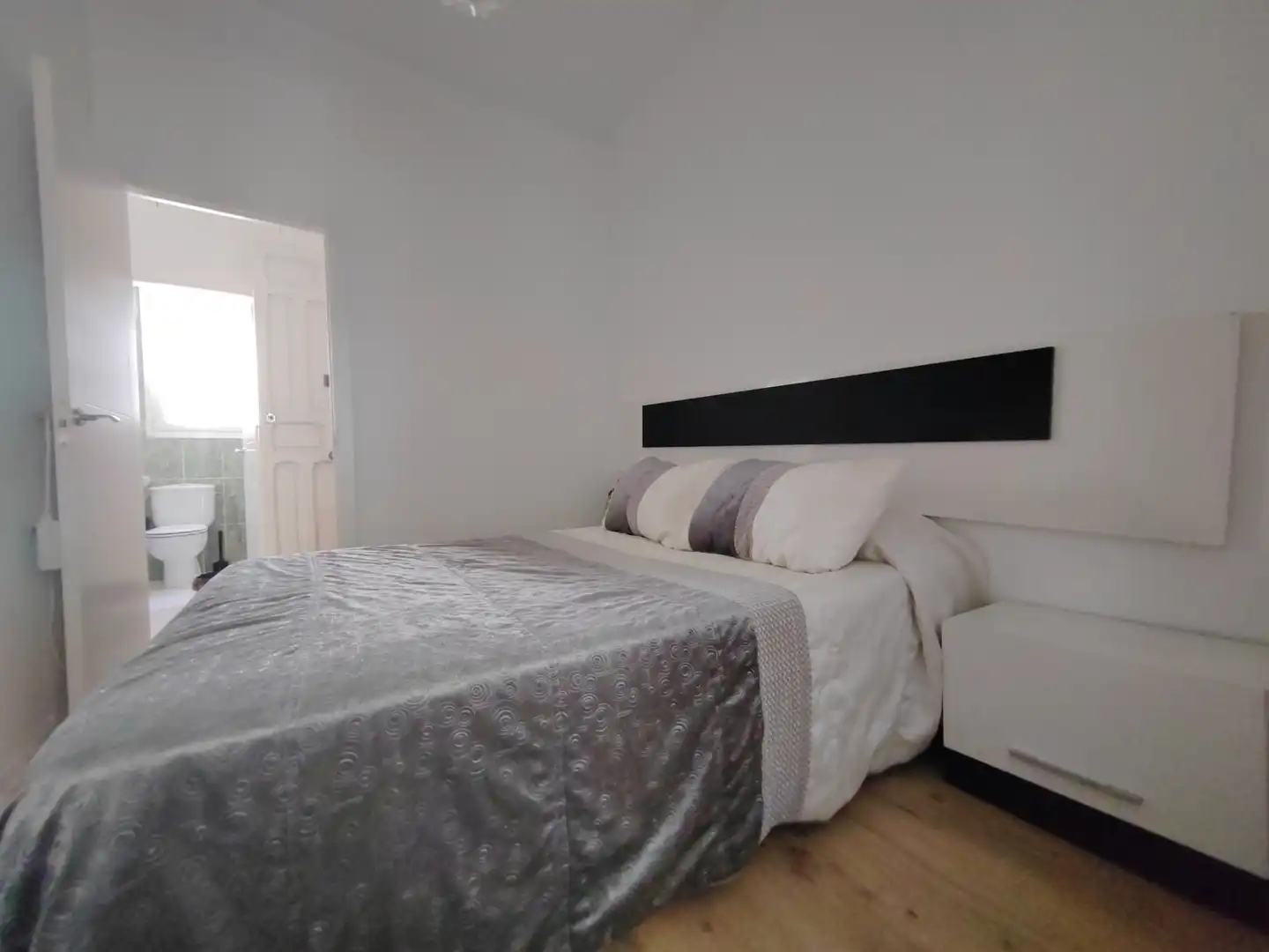 Schlafzimmer von Dachboden zur Miete in Madrid mit Klimaanlage, Heizung und Parkett